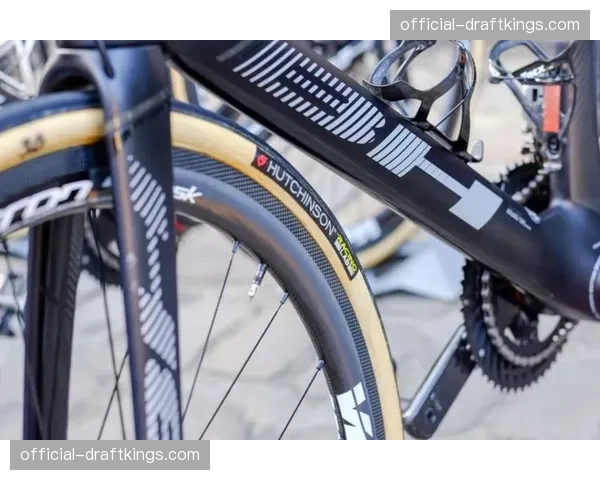 车队机械师：在巴黎-鲁贝赛后彻夜不眠，只为清洗和修复被泥浆覆盖的战车