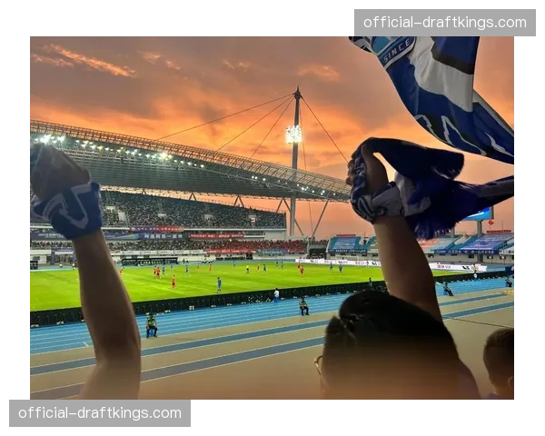 特写：洛里昂老将勒费埃在保级关键战后，向主场球迷鼓掌致意